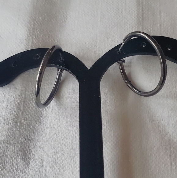 Gorgeous Collectible Dark Tone Hoop  Earrings. 🌴 - Picture 3 of 7